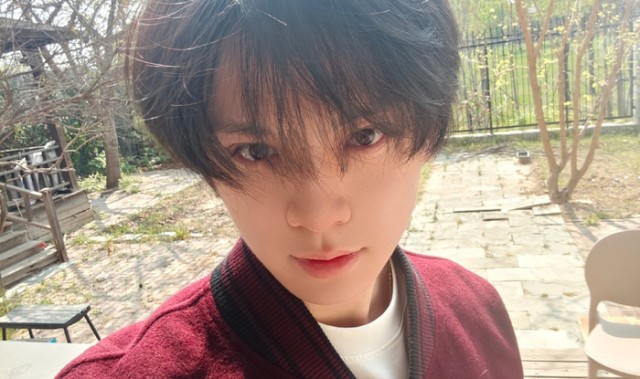 左航红色棒球服造型亮相，少年感十足|会好|天气|演唱会现场_新浪新闻